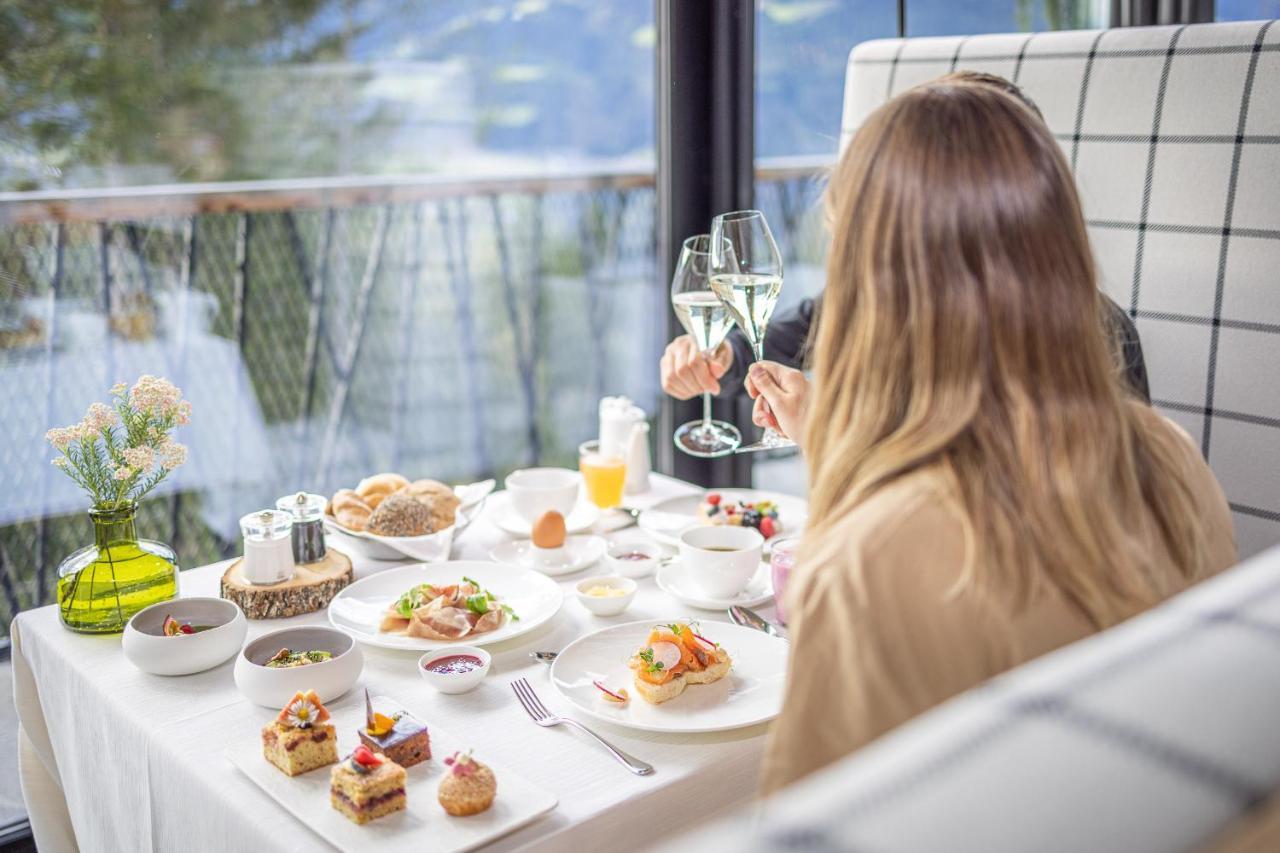 My Arbor - Dolomites Hotel Bressanone Exterior foto A woman enjoying a meal at a restaurant
