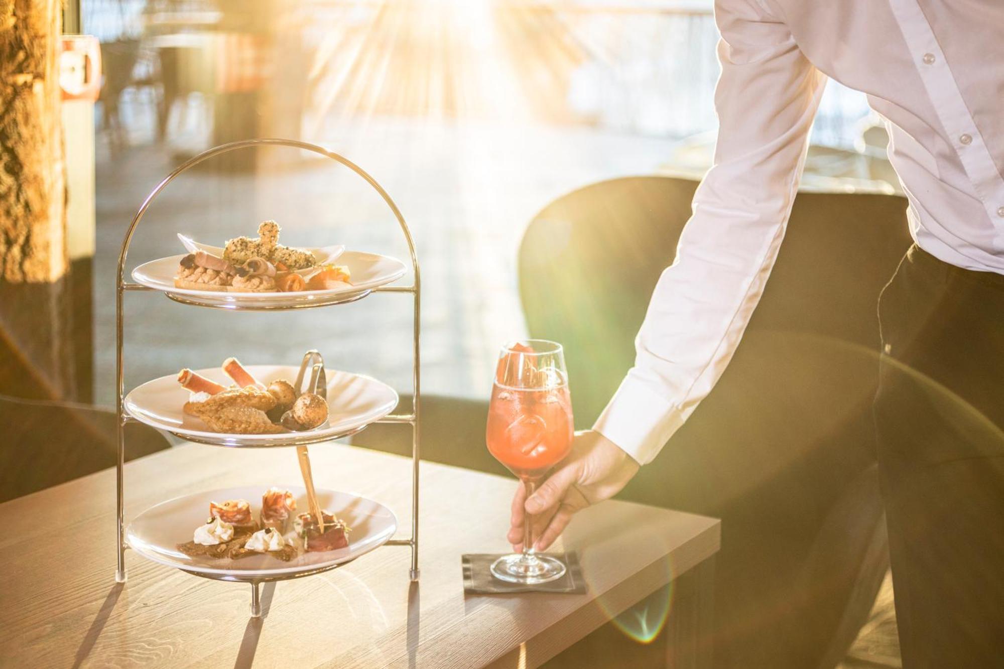 My Arbor - Dolomites Hotel Bressanone Exterior foto A waiter serving a drink